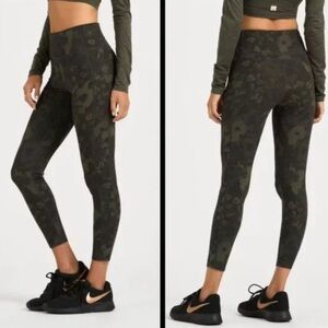 Vuori Oregano Camo Flower Stride Legging Small EUC